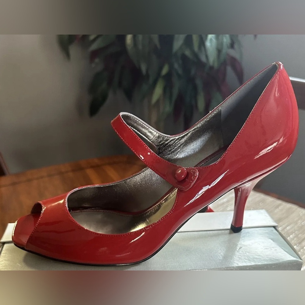 👠NWB Marc Fisher VINTAGE Mary Jane Red Patent Leather Peep-Toe Heels, Size 10